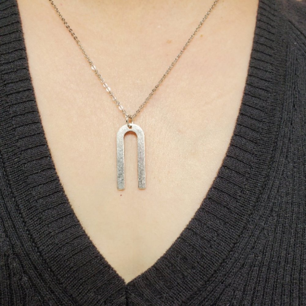 🌹3/$30 NEW  Geometric silver Magnet shape minimalist silver plated necklace